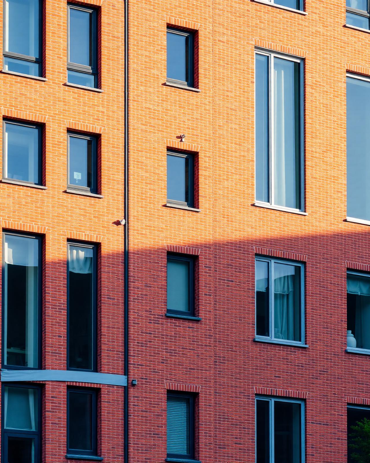 Architectonische gevel van een modern bakstenen gebouw